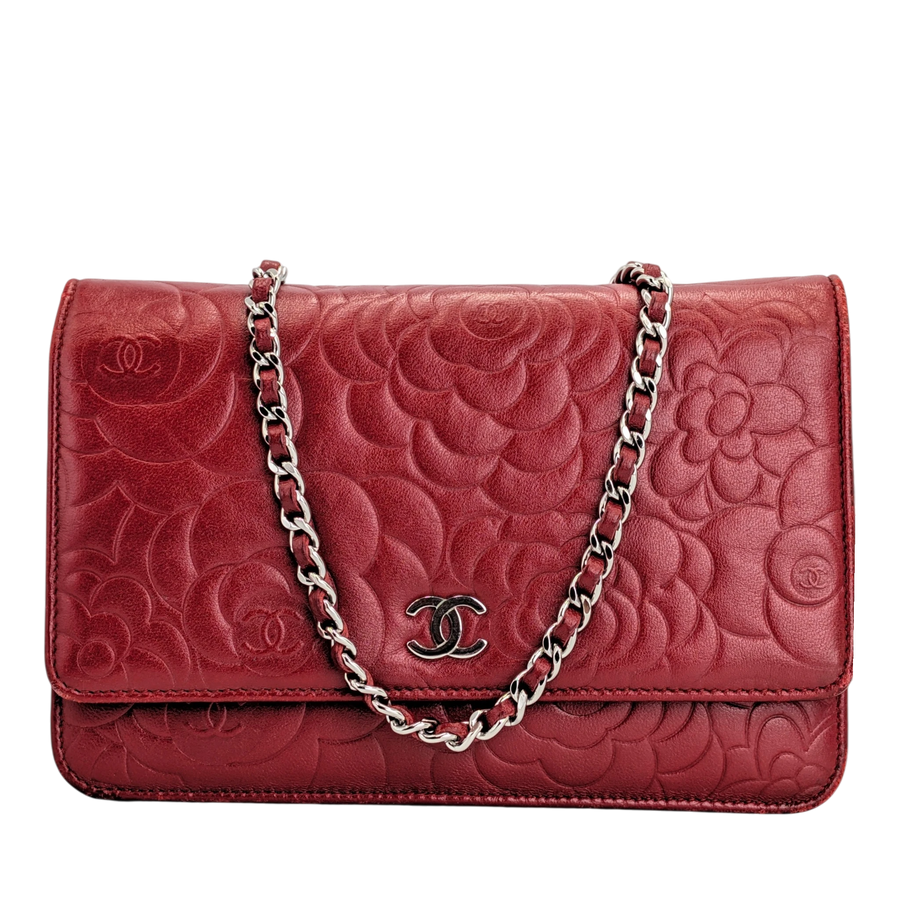 Secondhandbags AG Chanel Camellia Wallet on Chain aus rotem Lammleder mit silberner Kette und Blumenprägung
