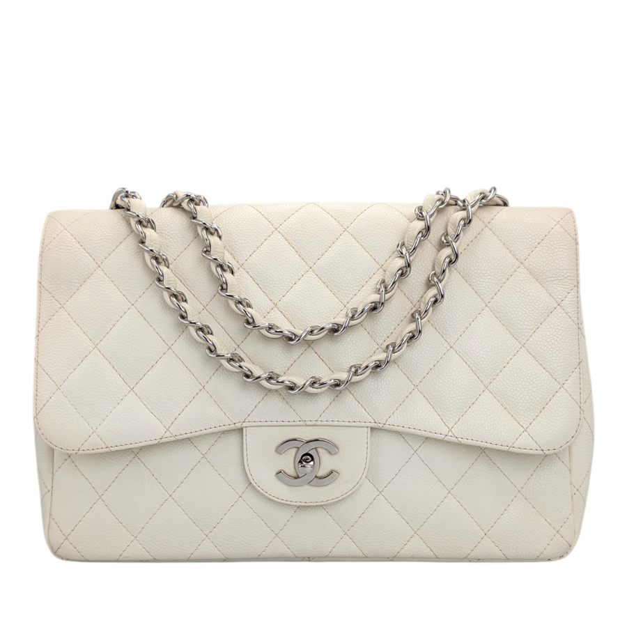 Secondhandbags AG Chanel Classic Flap Jumbo Tasche aus weissem Caviar-Leder mit silberner CC-Schliesse und Kettenriemen