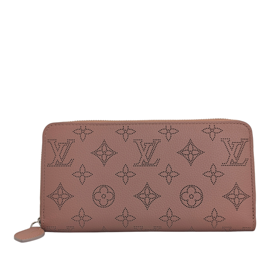 Secondhandbags AG Louis Vuitton Zippy Wallet in rosa Mahina-Leder mit perforiertem Monogram-Muster und Silber-Hardware