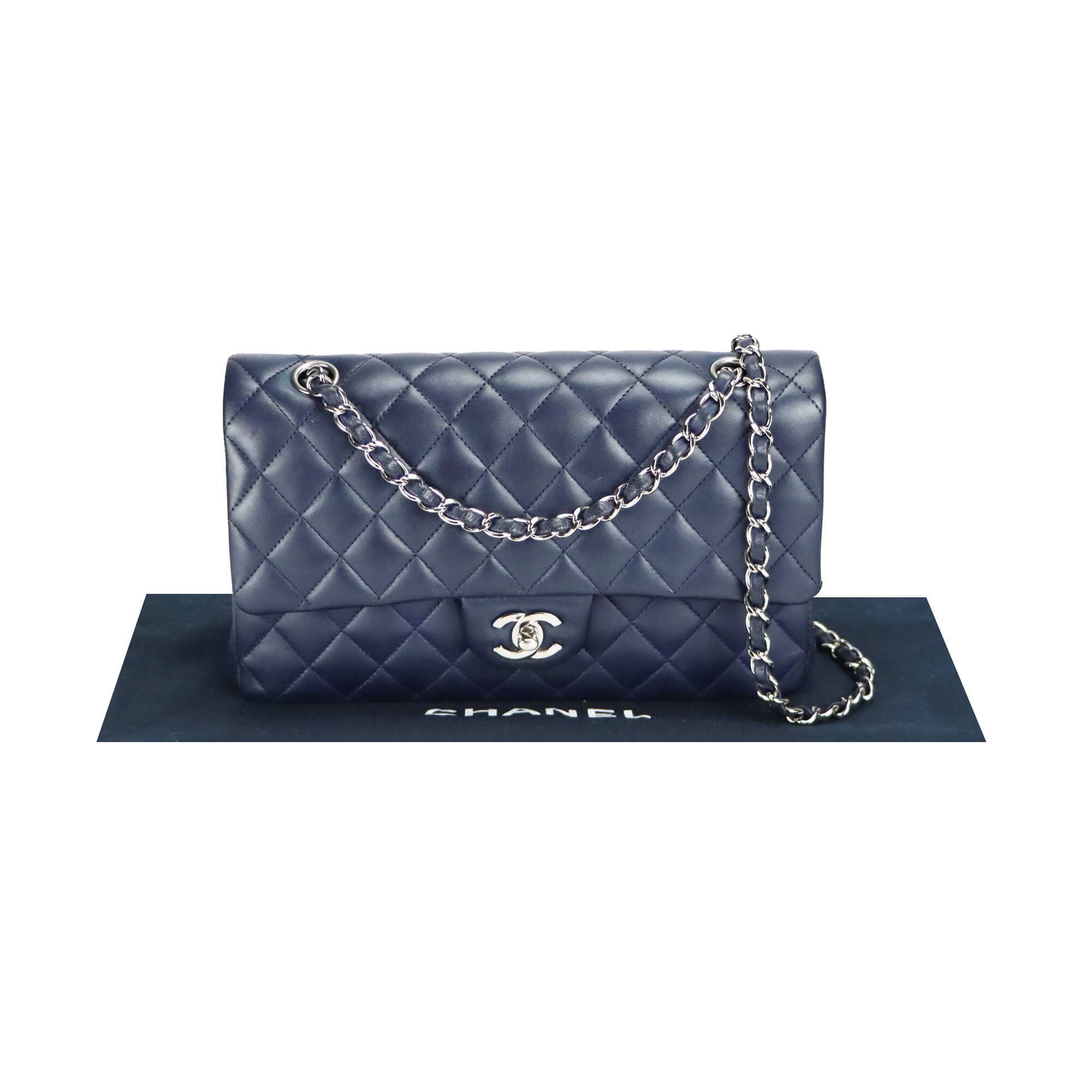 Die blaue Eleganz: Chanels zeitlose Ikone in Navy Lambskin mit silbernem Glanz