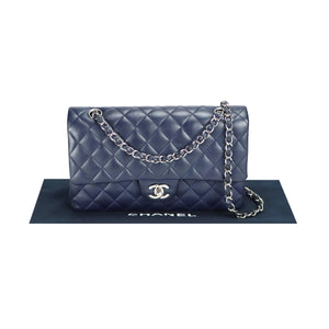 Die blaue Eleganz: Chanels zeitlose Ikone in Navy Lambskin mit silbernem Glanz