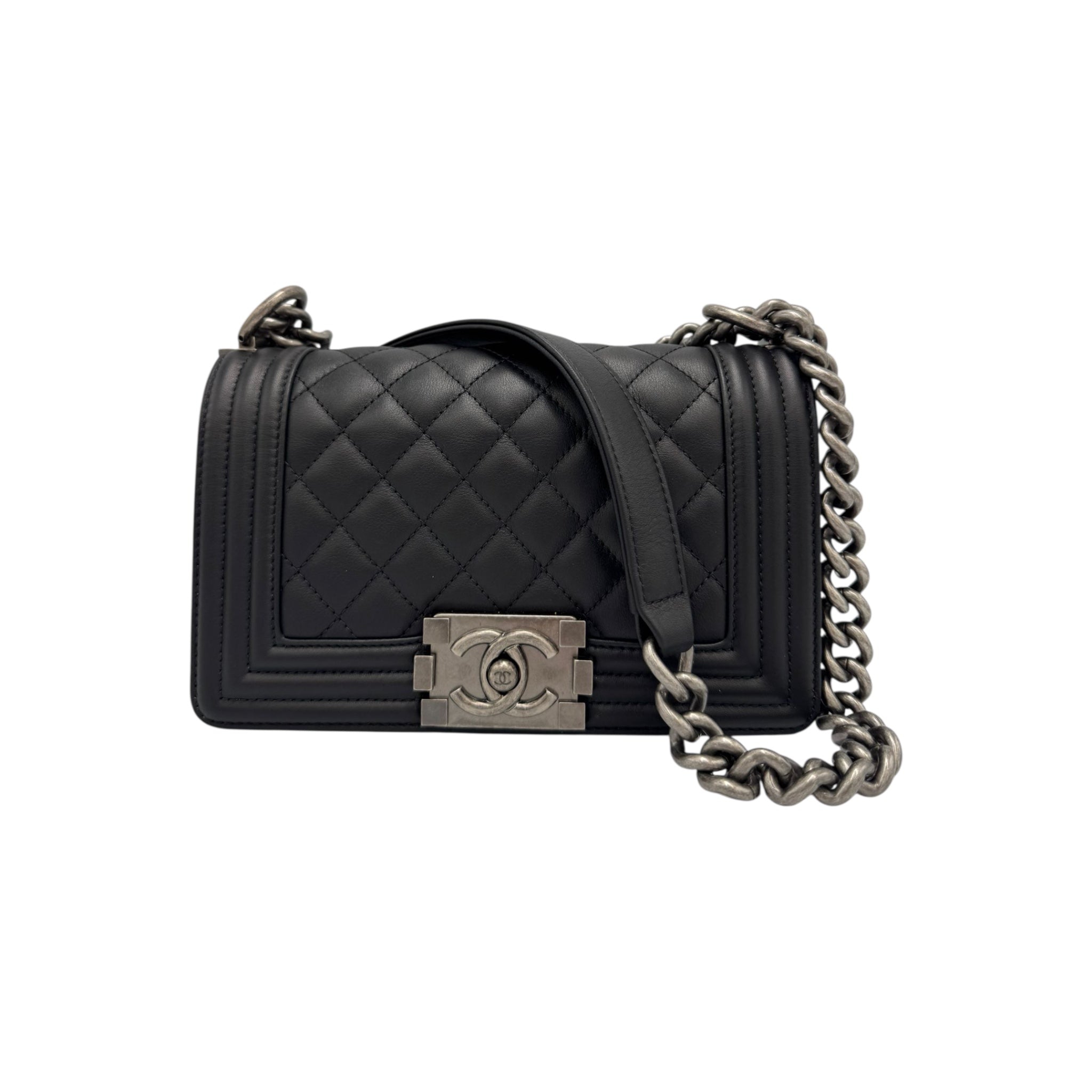 <h1>Élégance intemporelle : le Chanel Boy Small en cuir de veau noir ruthénium - Un héritage d'Arthur Capel</h1>
