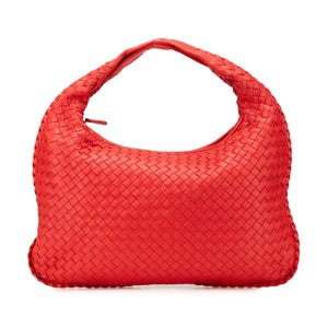 Die Legende des geflochtenen Leders: Bottega Venetas Hobo Bag in Feurigem Rot