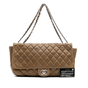 <h1>Das Erbe von Coco Chanel: Die Coco Rain Flap Jumbo – Ein Meisterwerk in Beige und Silber</h1>