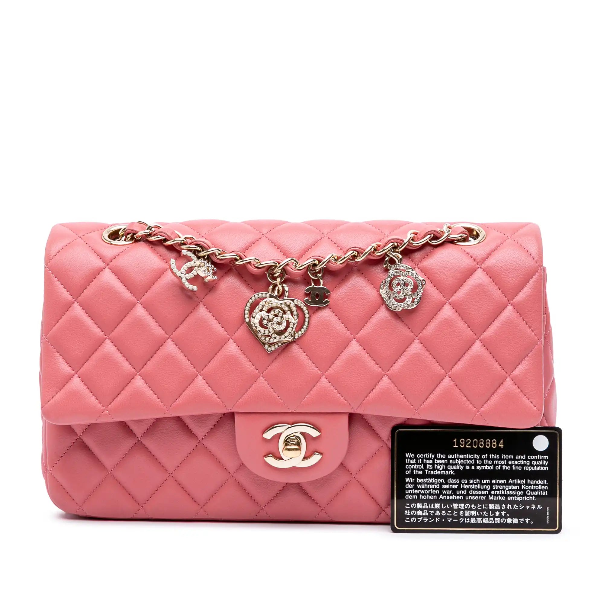<h1>Coco Chanels Erbe: Die bezaubernde Classic Single Flap mit Herz-Charms</h1>