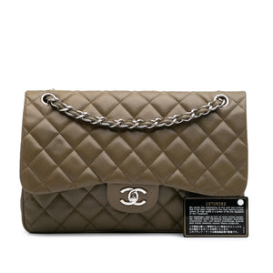 Élégance intemporelle : l'héritage de Coco Chanel en marron et argent