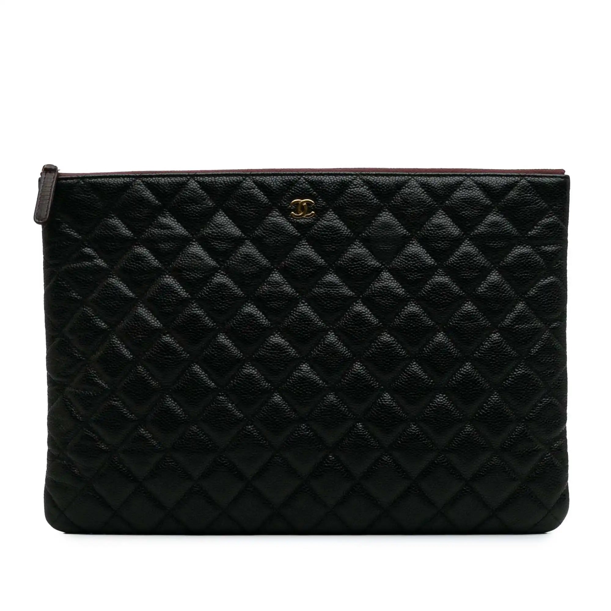 Coco Chanels Vermächtnis: Die zeitlose Eleganz der O Case Clutch Large Black