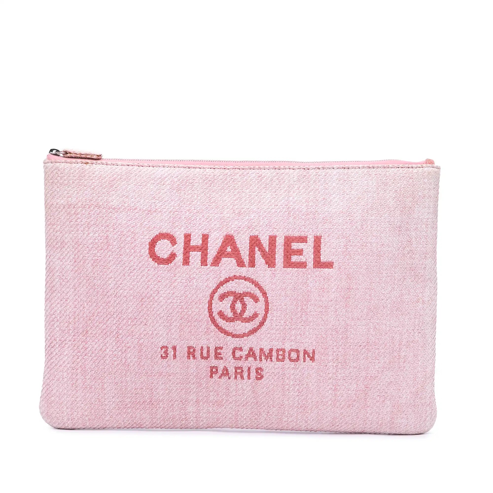 Die Eleganz von Coco: Die Deauville O Case - Chanels rosafarbene Leinwand-Verführung