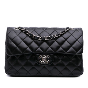 Die Chanel 2.55 Legende: Zeitlose Eleganz in Schwarzem Lammleder mit Silberdetails