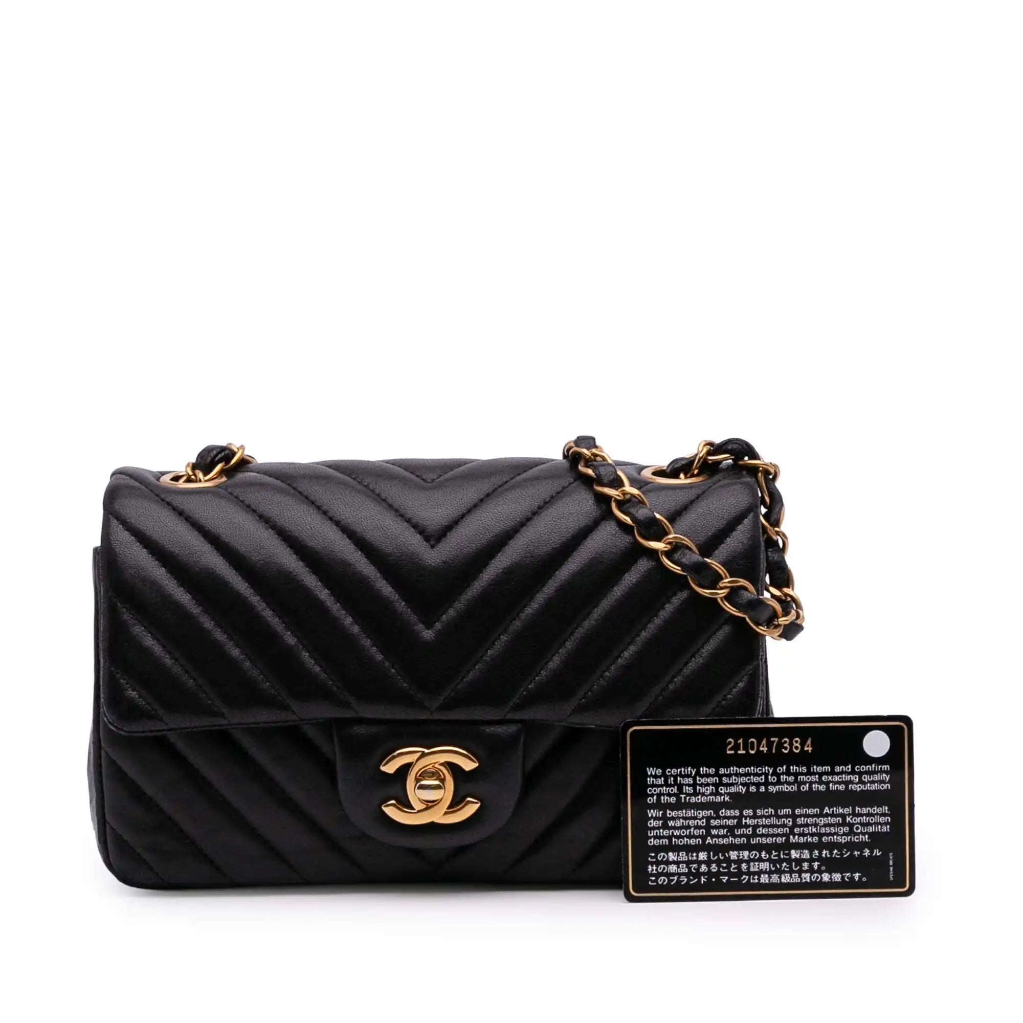 <h1>Die Königin der Luxustaschen: Chanels Schwarze Chevron-Perle mit goldener Seele</h1>