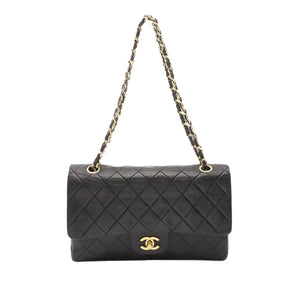 Die Zeitlose Eleganz: Chanels 2.55 Erbe in Gold und Schwarz
