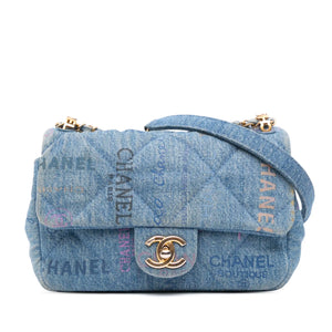 Der blaue Denim-Traum: Die Geschichte des Chanel Mood Flap Mini und Coco's Liebe zur Freiheit