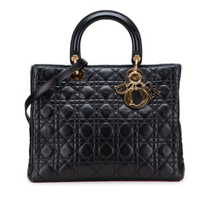 Die Prinzessin Diana Hommage: Die zeitlose Eleganz der Lady Dior in Schwarz mit Gold