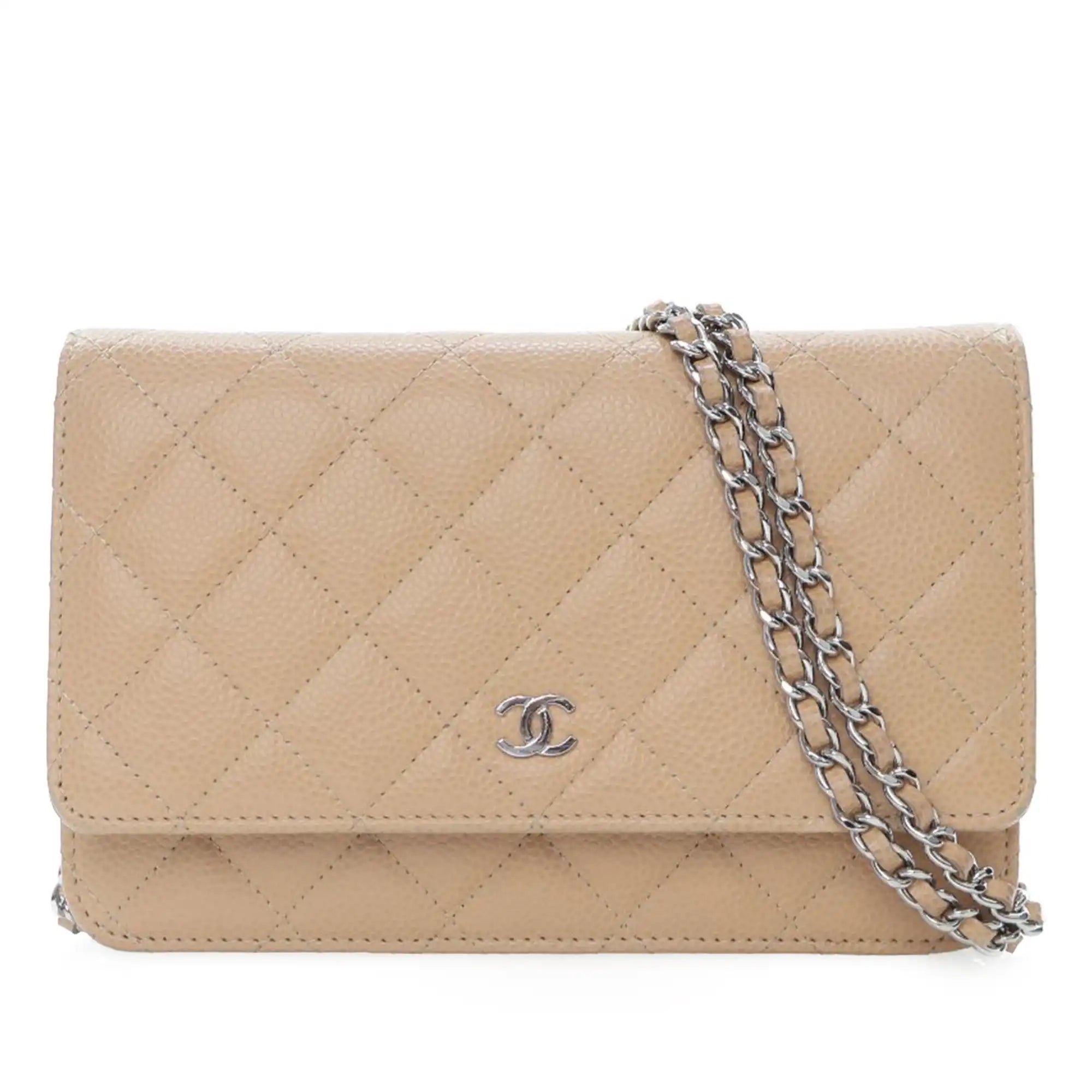 Élégance intemporelle : L'héritage de Coco Chanel en beige WOC Caviar Argent