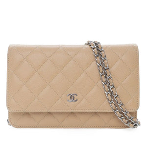 Élégance intemporelle : L'héritage de Coco Chanel en beige WOC Caviar Argent