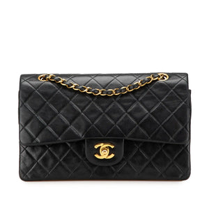 L'héritage de Gabrielle : le double rabat classique Chanel en noir avec des accents dorés
