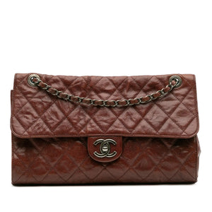 L'éclat intemporel : le Chanel Crave Flap Jumbo en marron Caviar avec du ruthénium