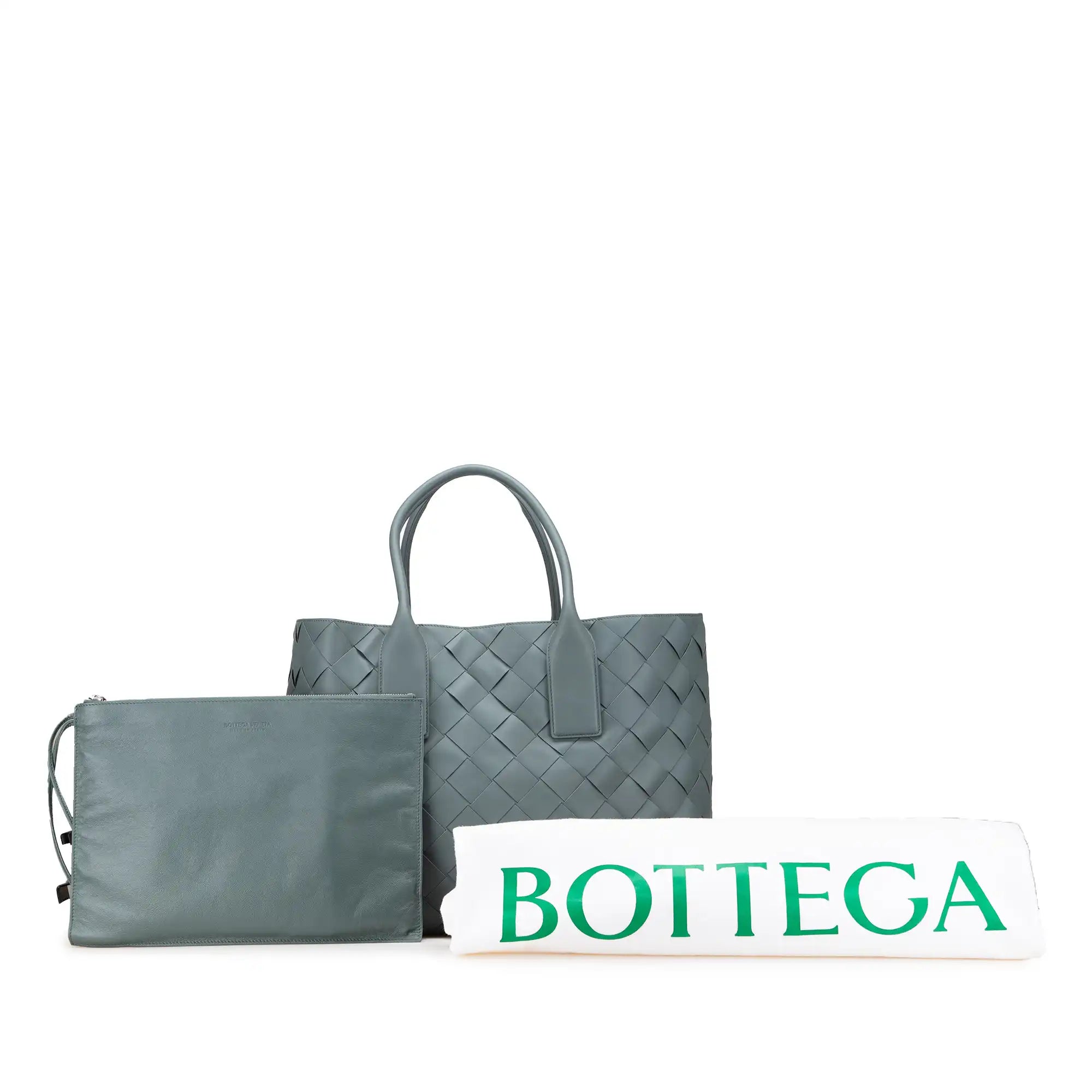 <h1>L'élégance intemporelle : le Maxi Intrecciato de Bottega Veneta Tote en gris</h1>