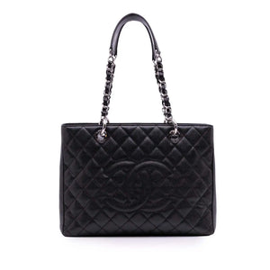 L'héritage intemporel : le Grand Shopping Chanel Tote en noir Kaviar avec quincaillerie argentée