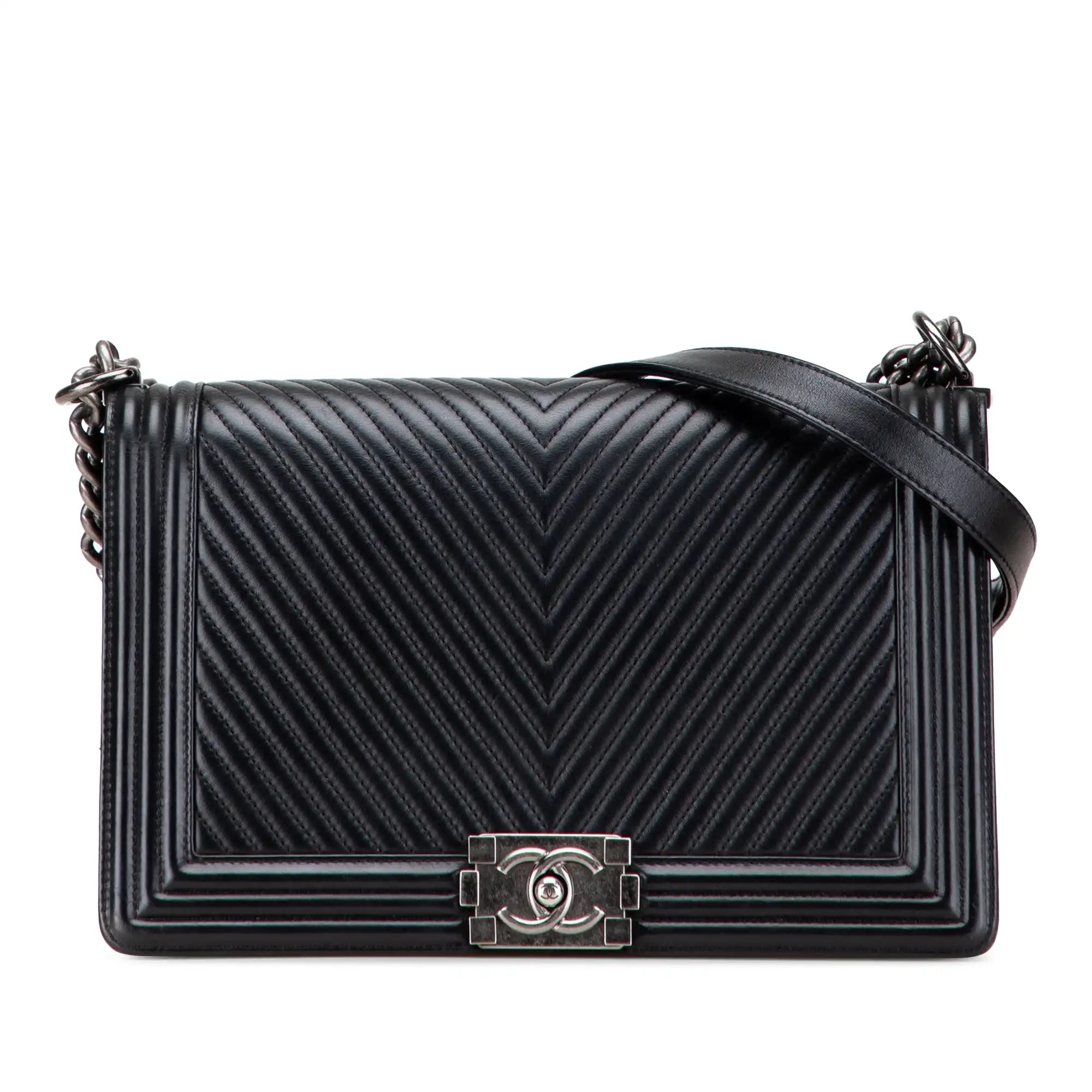 Arthur's Vermächtnis: Die zeitlose Eleganz der Chanel Boy Flap Medium Black Chevron