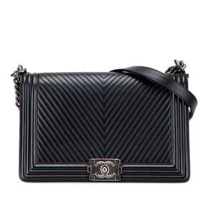 Arthur's Vermächtnis: Die zeitlose Eleganz der Chanel Boy Flap Medium Black Chevron