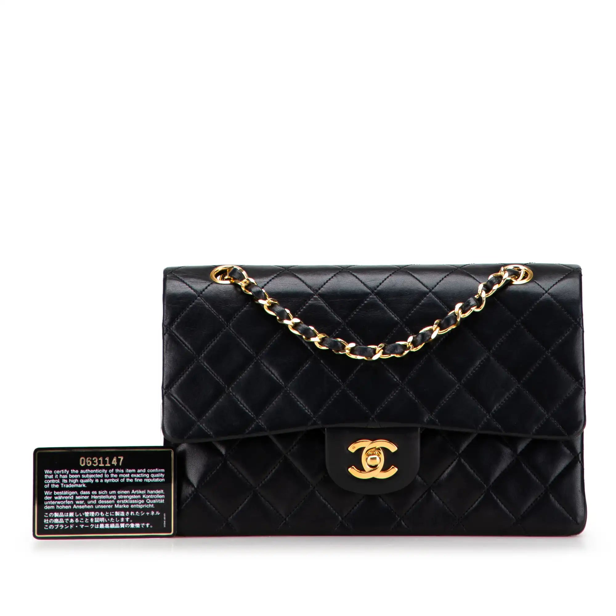 Élégance intemporelle : l'icône noire de Chanel à l'âme dorée