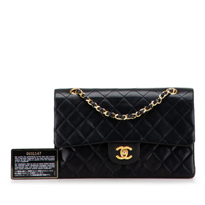 Élégance intemporelle : l'icône noire de Chanel à l'âme dorée