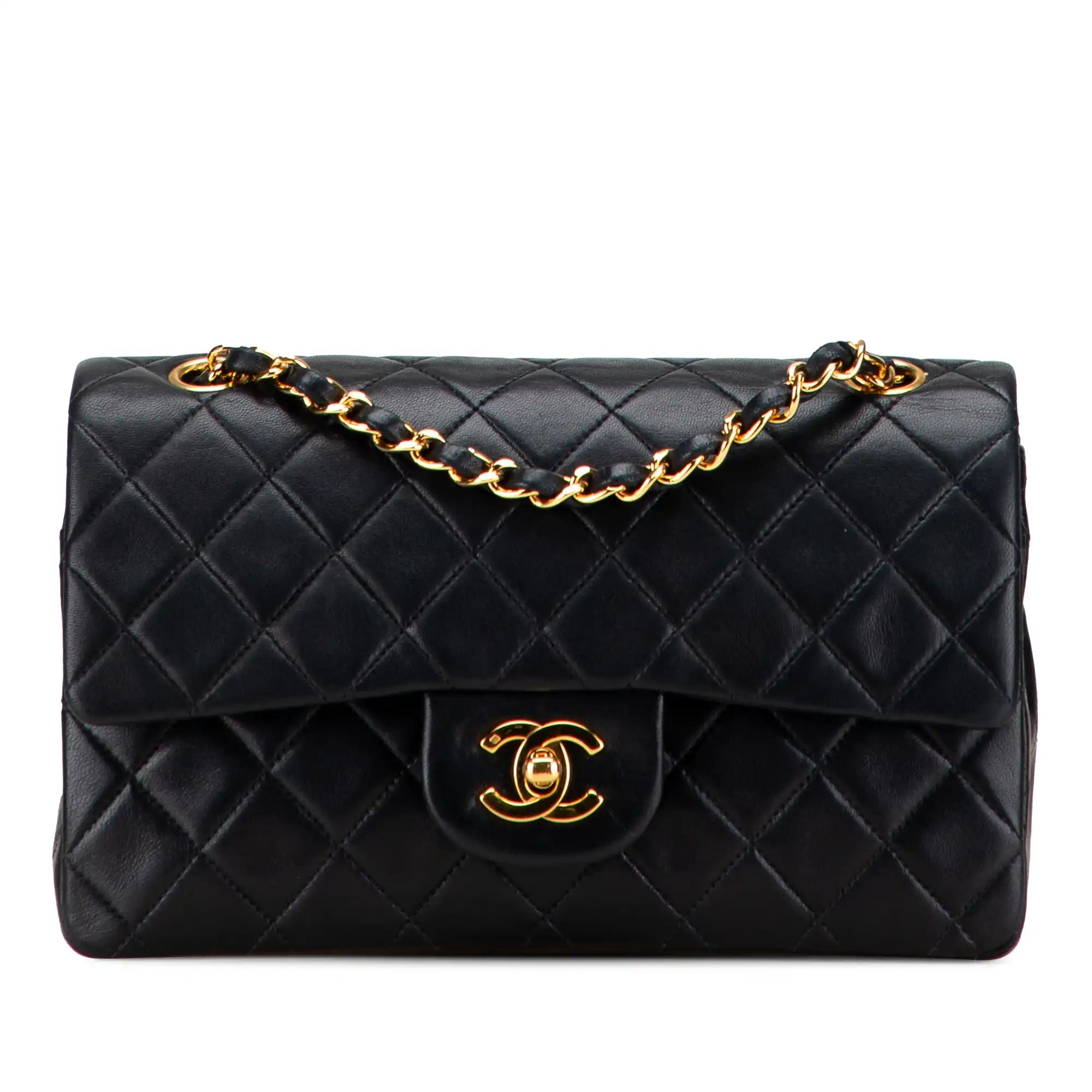 L'héritage de Coco : le double rabat classique Chanel en cuir d'agneau noir avec des accents dorés