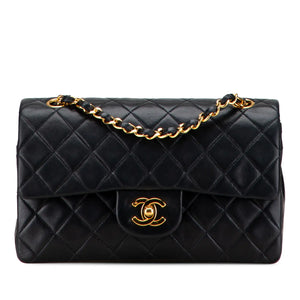 L'héritage de Coco : le double rabat classique Chanel en cuir d'agneau noir avec des accents dorés