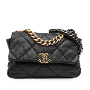 Die zeitlose Eleganz: Chanel 19 Flap - Coco Chanels revolutionäres Erbe in Gold und Ruthenium