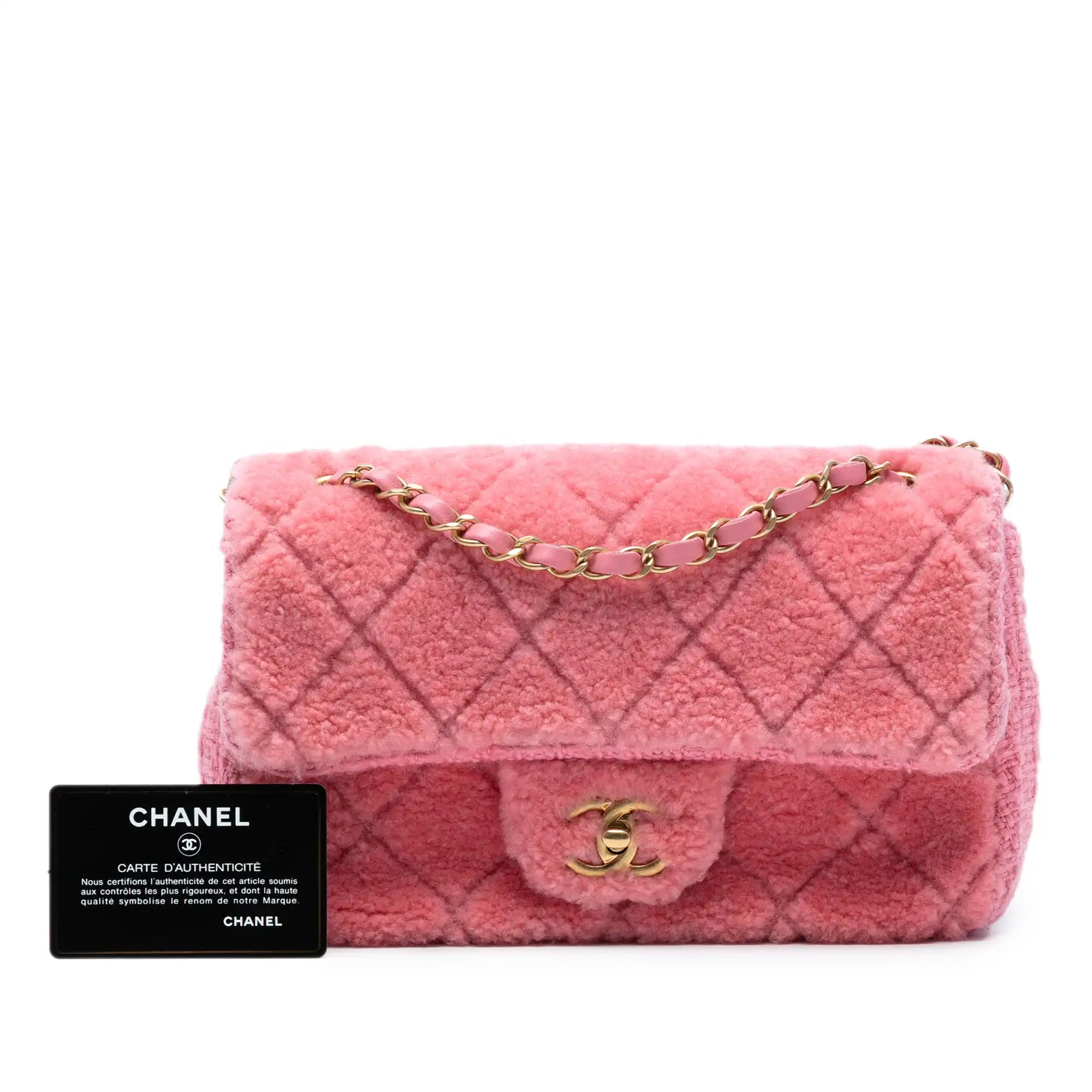 Die Zeitlose Eleganz: Chanels Rosa Shearling-Tweed Meisterwerk