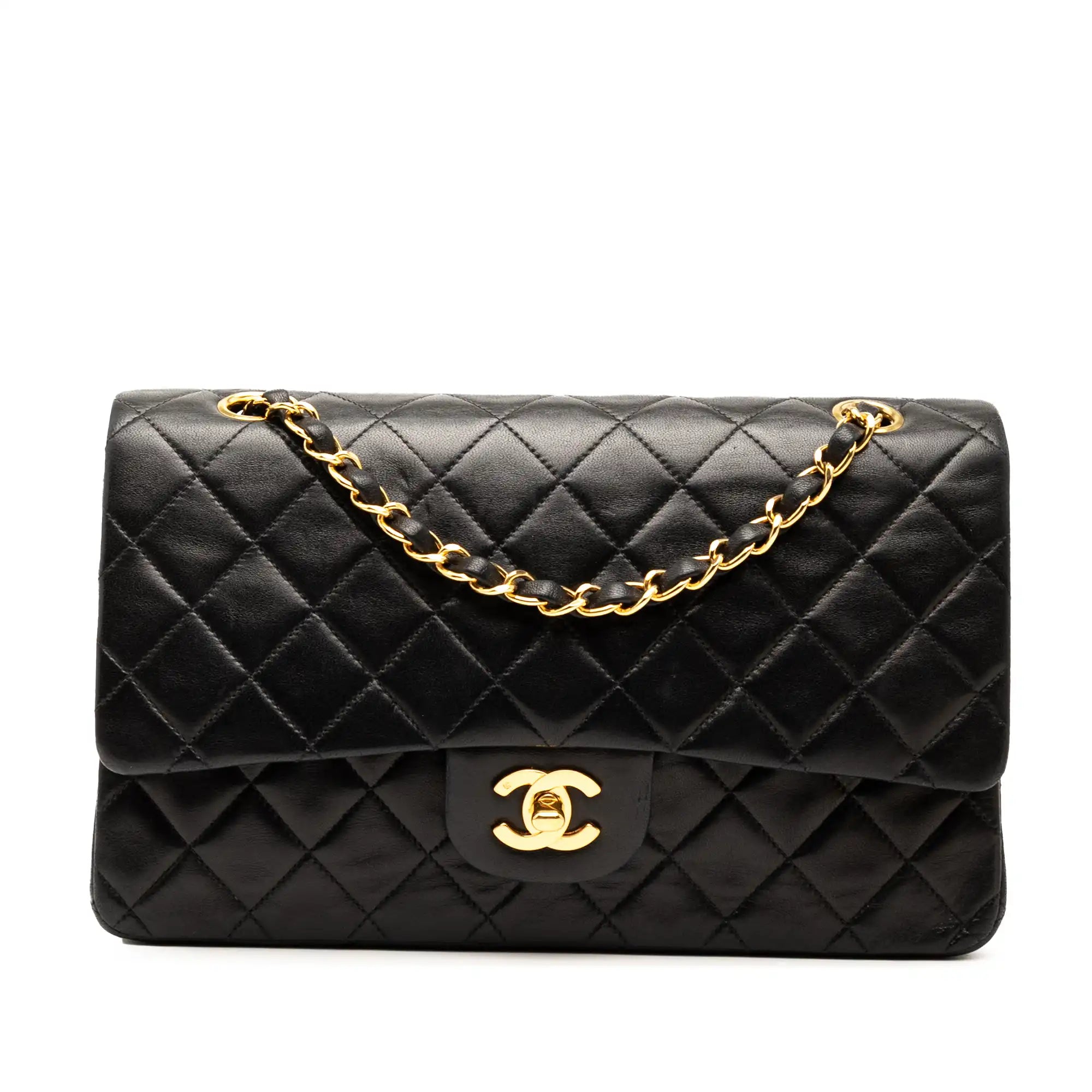 Die Zeitlose Eleganz: Chanels Schwarze Perle mit goldenem Glanz