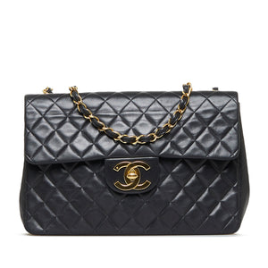Die Legende von Coco: Die Chanel Classic Single Flap Maxi in zeitlosem Schwarz mit Gold-Hardware