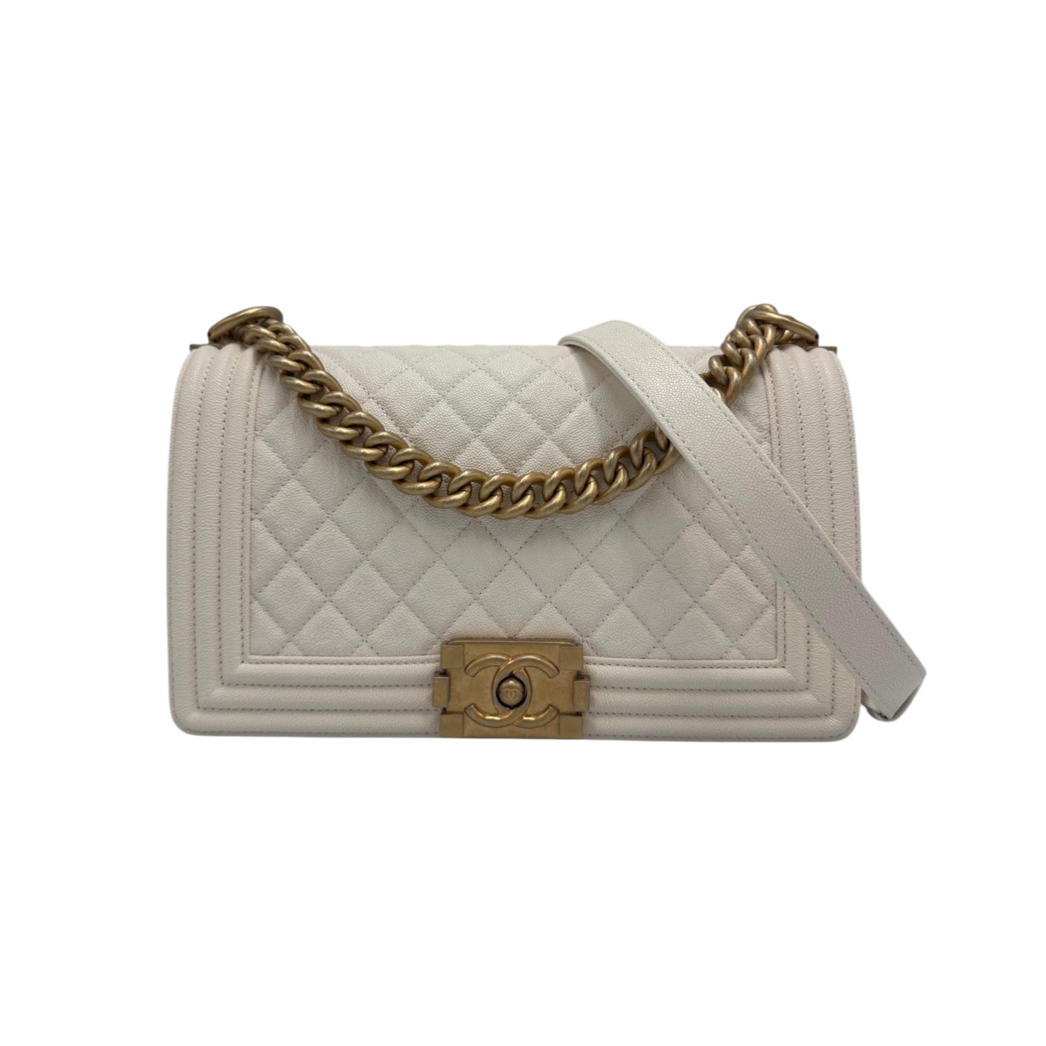 L’élégance intemporelle : Chanel Boy New Medium White Lambskin Gold – Un hommage à Arthur Capel