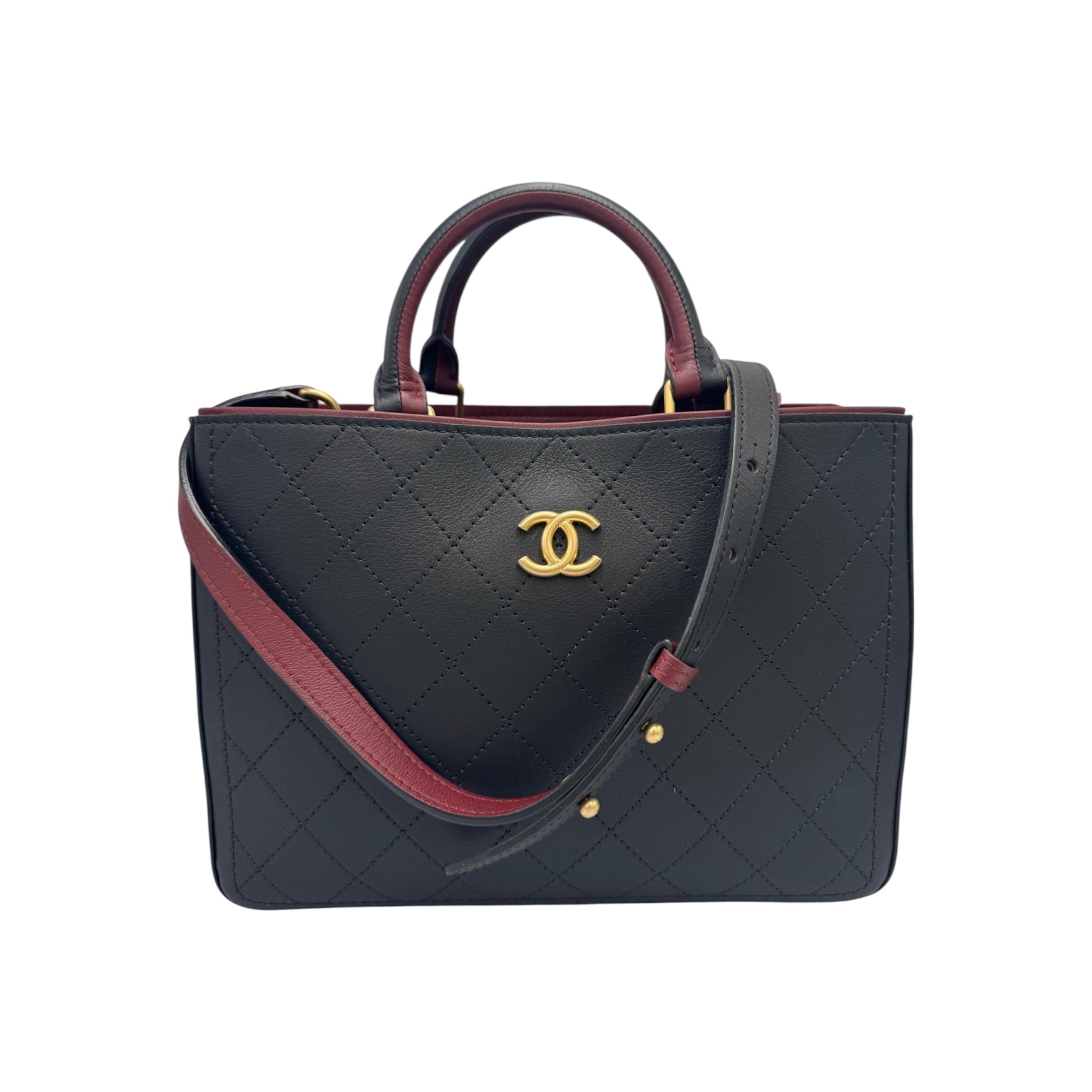 Élégance intemporelle : The Chanel Executive Tote la 2 série (1991-1994)