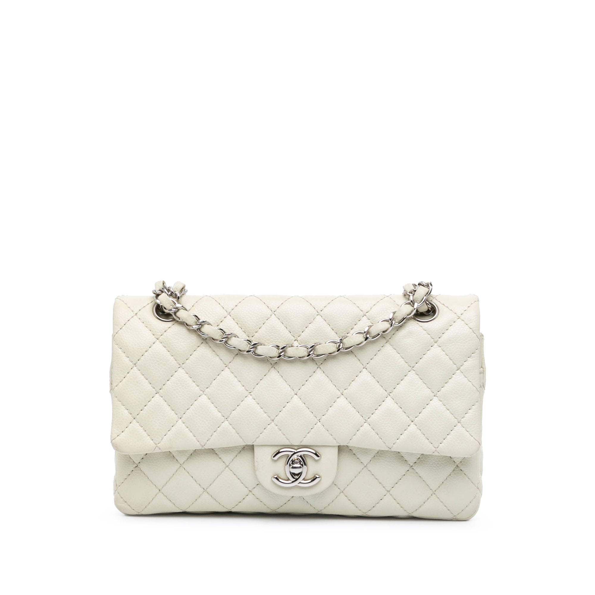 Zeitlose Eleganz: Die Geschichte der Chanel 2.55 und ihre moderne Interpretation in Weiß