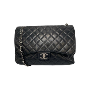 <h1>Die Zeitlose Eleganz: Chanels Klassischer Schatz in Schwarzem Lammleder mit Silberdetails</h1>