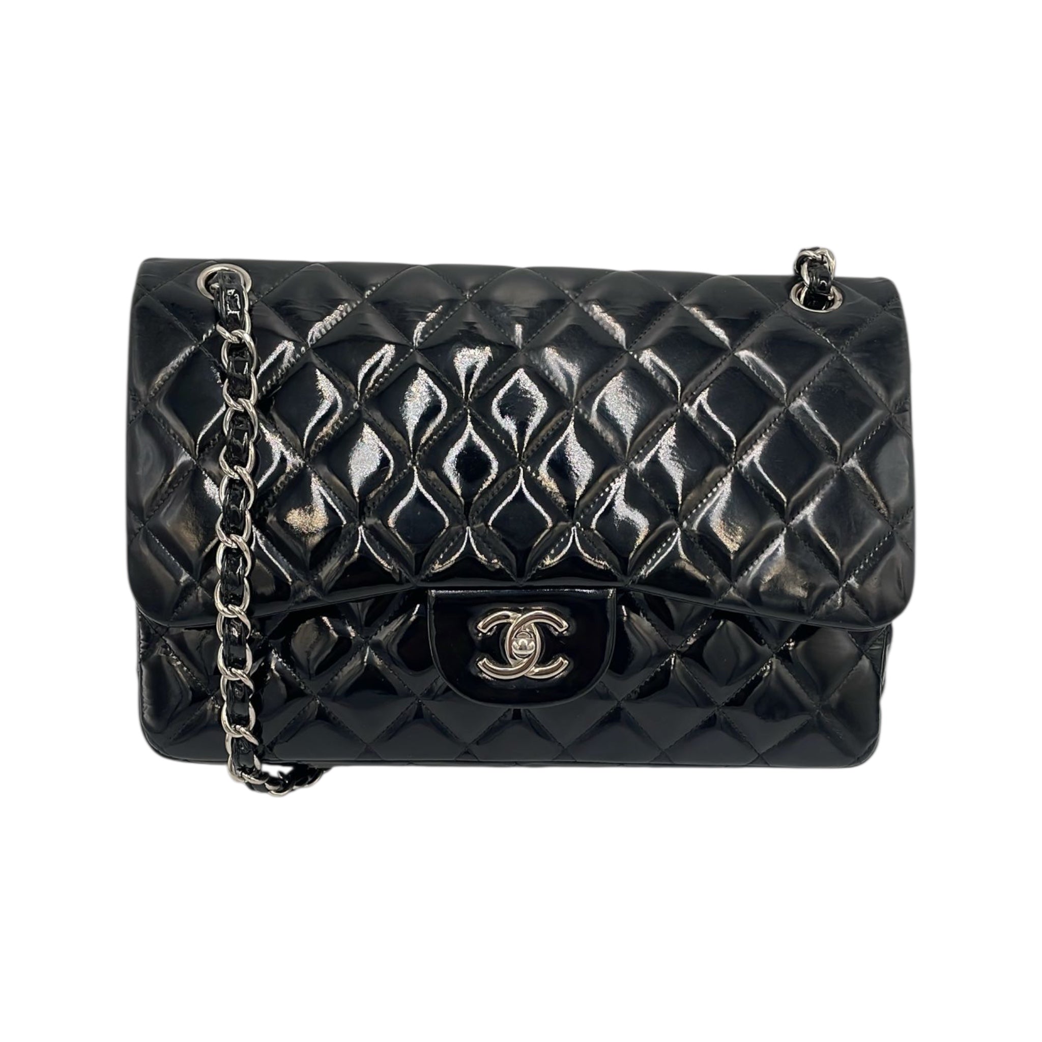 Chanel 2.55 Reincarnated: Die schwarze Jumbo Patent Lederlegende mit silbernem Glanz
