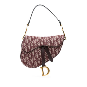 <h1>Die Renaissance der Dior Saddle Bag: Ein modisches Erbe in Rot</h1>