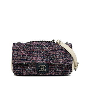 <h1>Die zeitlose Eleganz: Chanels Airline Flap Bag aus mehrfarbigem Tweed – Ein Tribut an Karl Lagerfelds Visionen</h1>