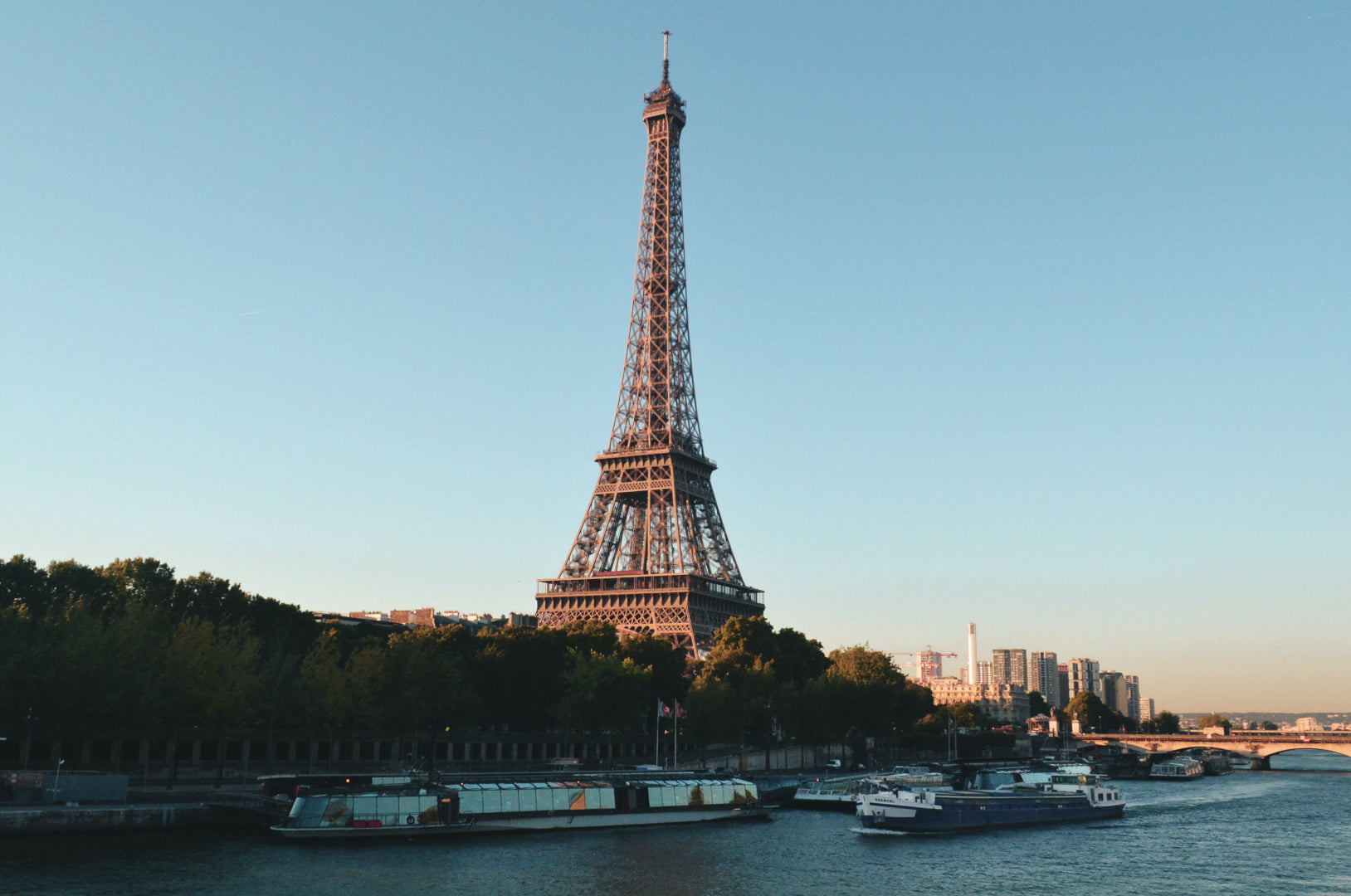 Une image de la tour Eiffel vue à travers un canal