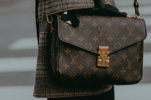 Bella borsa Louis Vuitton nella tela monogramma iconica