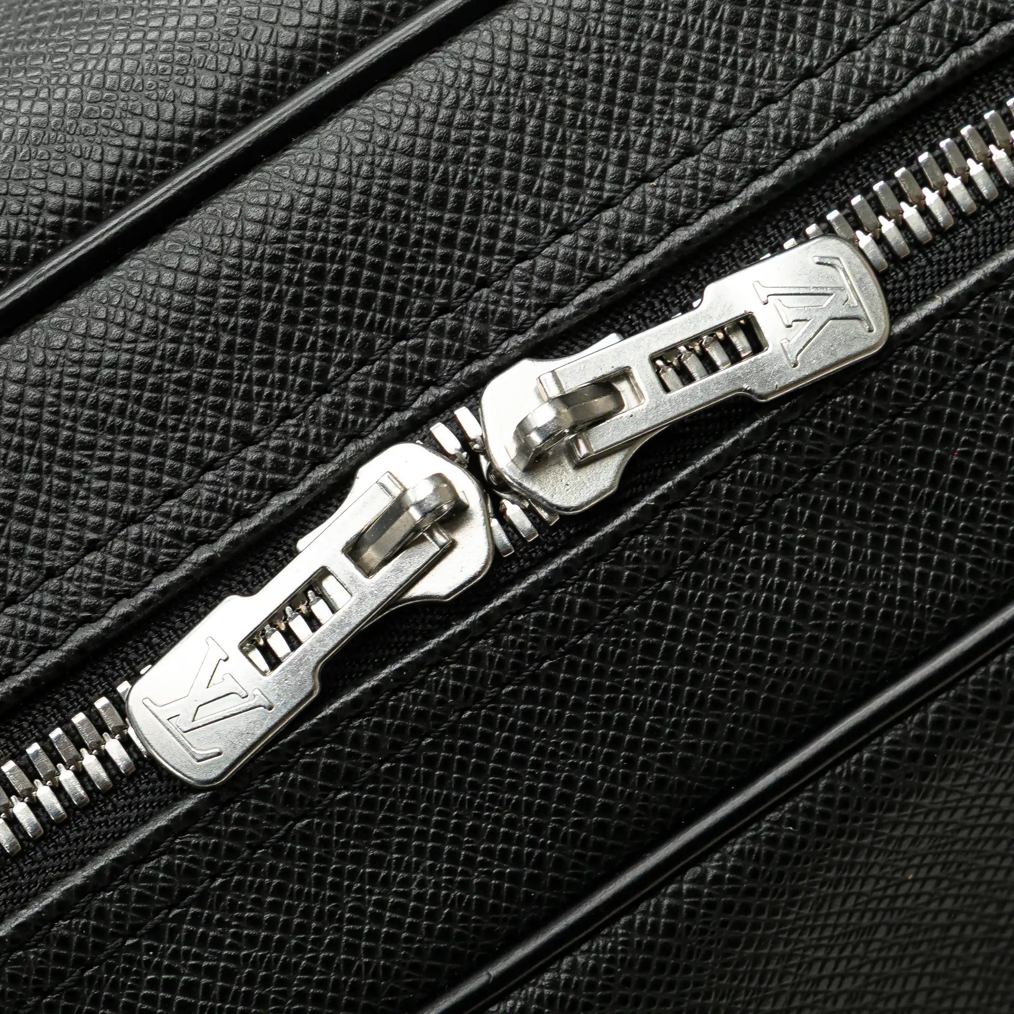 Louis Vuitton Kendall GM Black Taïga