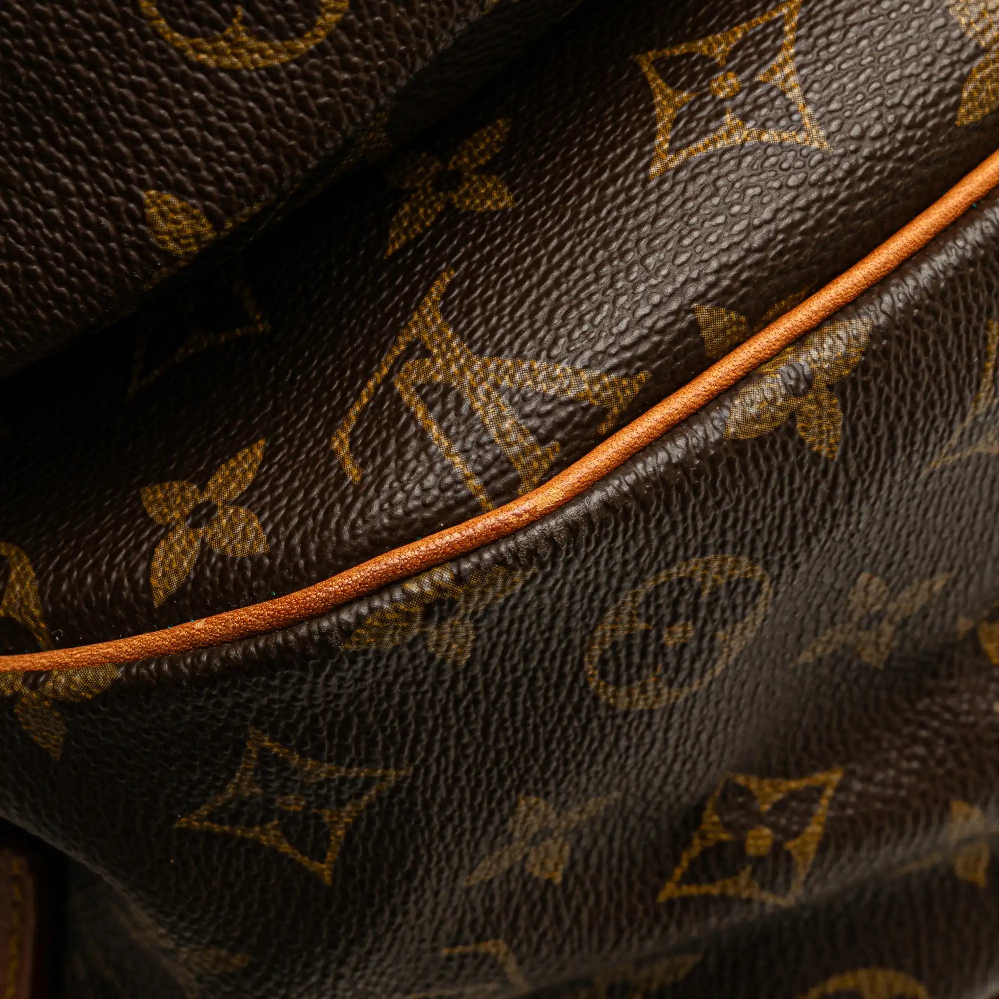 Louis Vuitton Saumur 43 Toile monogramme