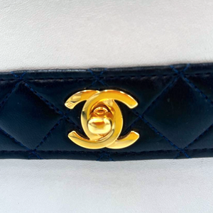 Chanel trapèze marine bleu d'agneau d'agneau