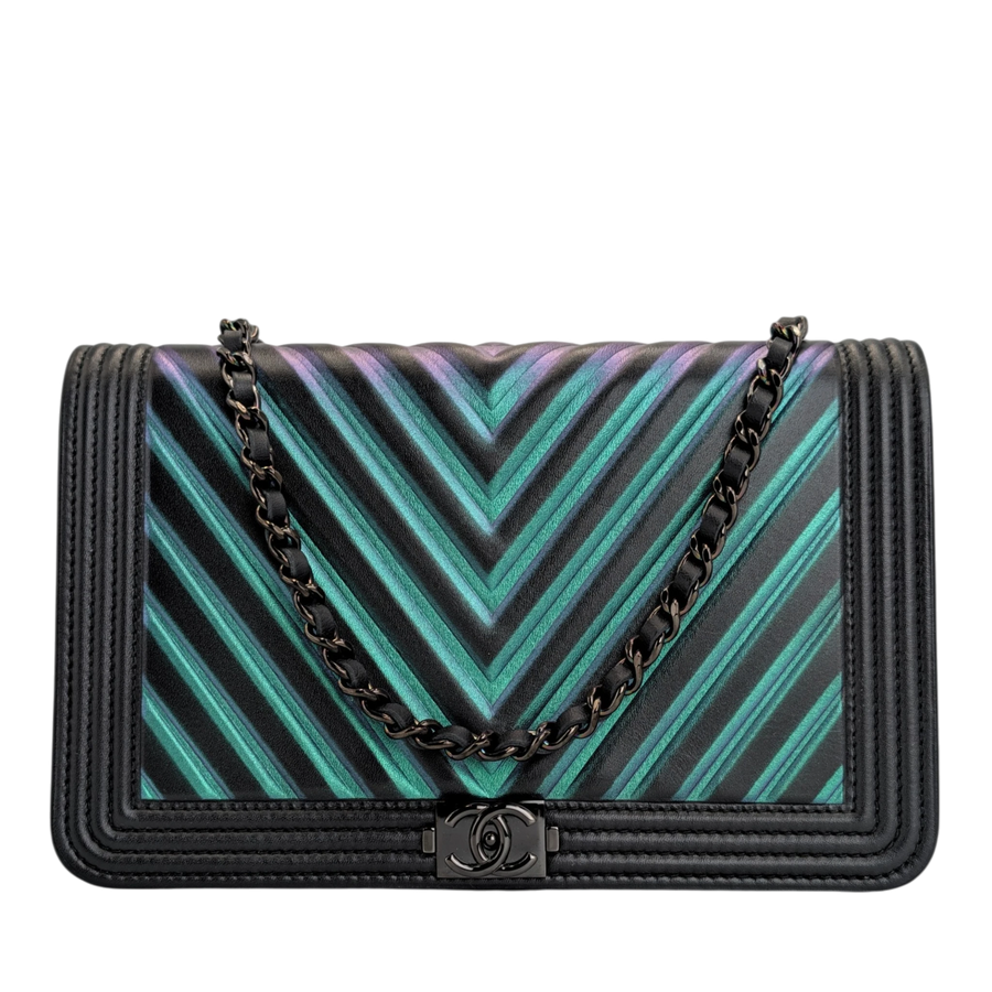 Secondhandbags AG Chanel Boy WOC Tasche aus blau-schwarzem Chevron-Leder mit Ruthenium-Hardware und Kettenriemen.