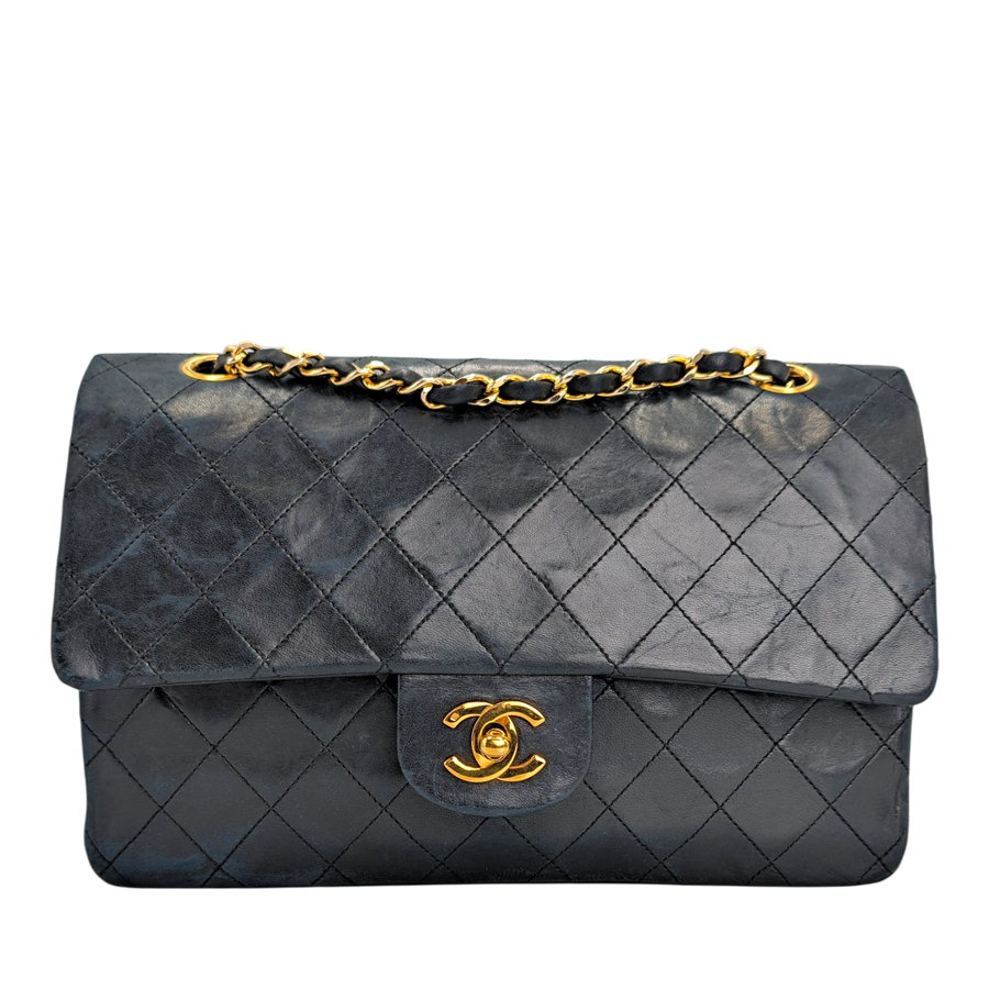 Secondhandbags AG Chanel Classic Double Flap Medium Tasche aus schwarzem Lammleder mit goldener CC-Hardware