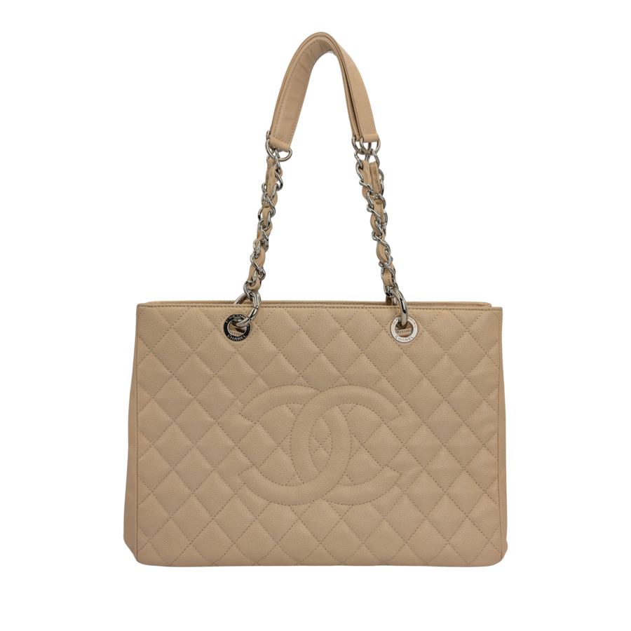 Secondhandbags AG Chanel Grand Shopping Tote in beigem Caviar-Leder mit gestepptem Muster und silberner Hardware