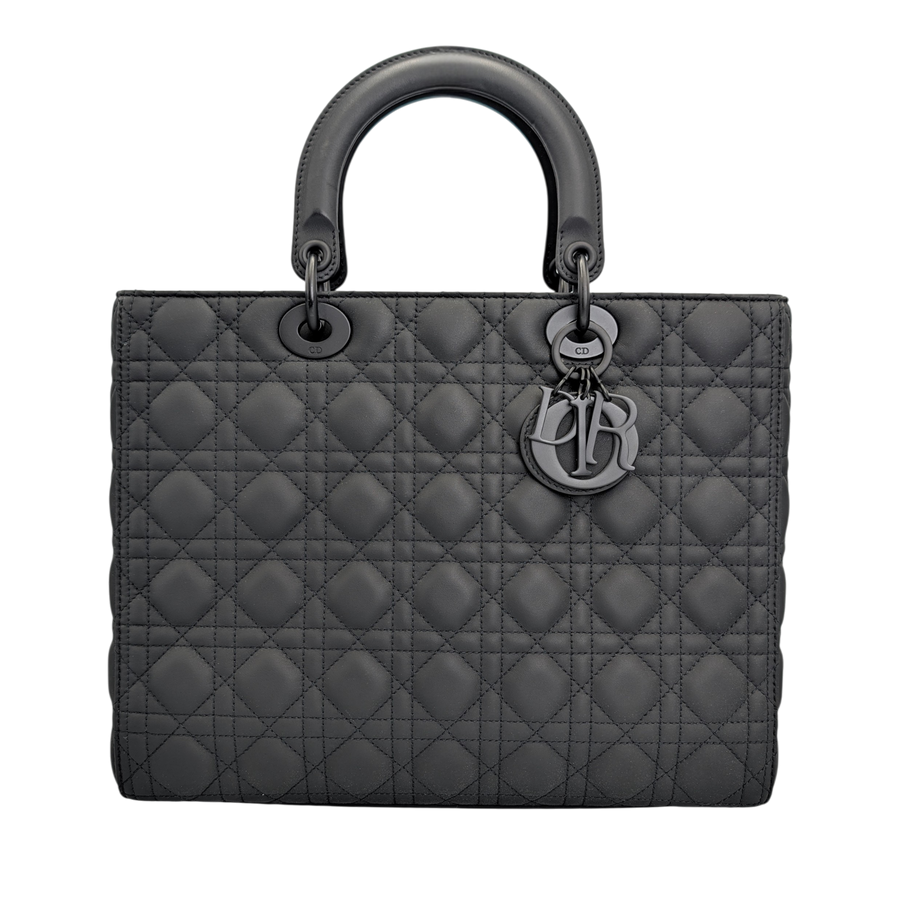 Secondhandbags AG Lady Dior Tasche in mattem Schwarz mit Cannage-Steppmuster und ikonischen Dior-Charms