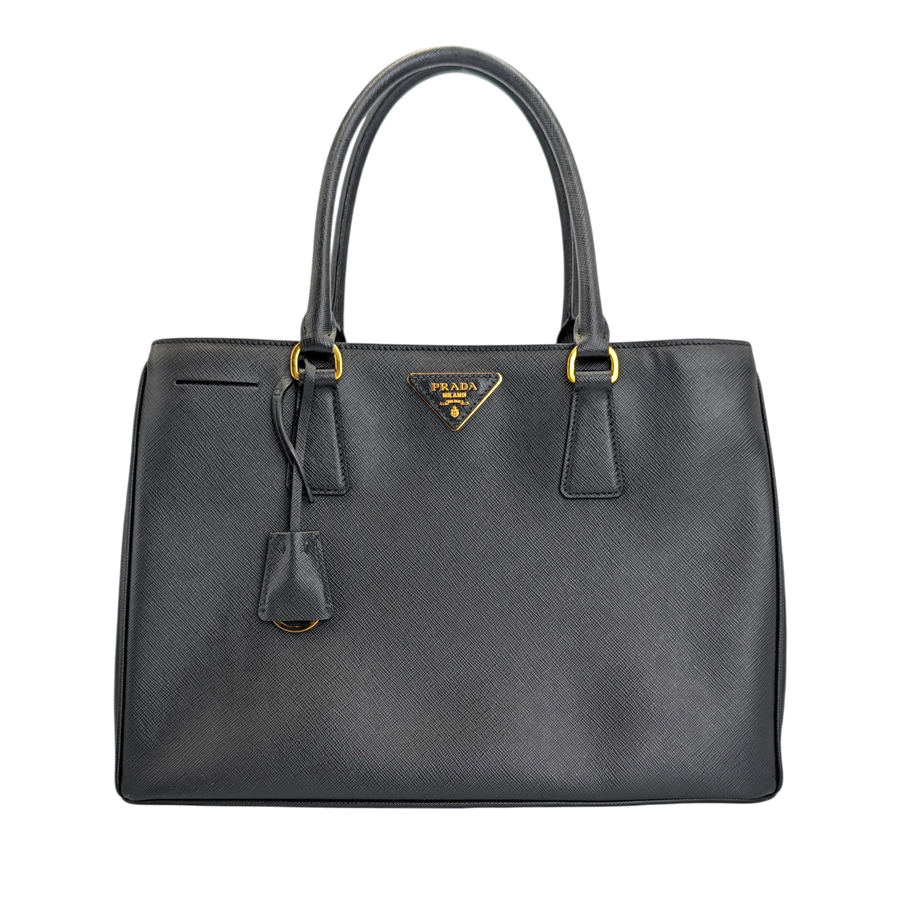 Secondhandbags AG Prada Galleria Medium Handtasche aus schwarzem Saffiano-Leder mit goldenen Metalldetails